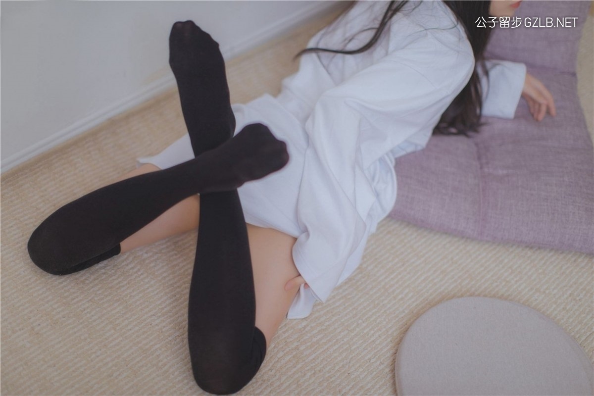 小清新美女白睡衣黑丝袜，诱人身姿展绝对诱惑(第4张)