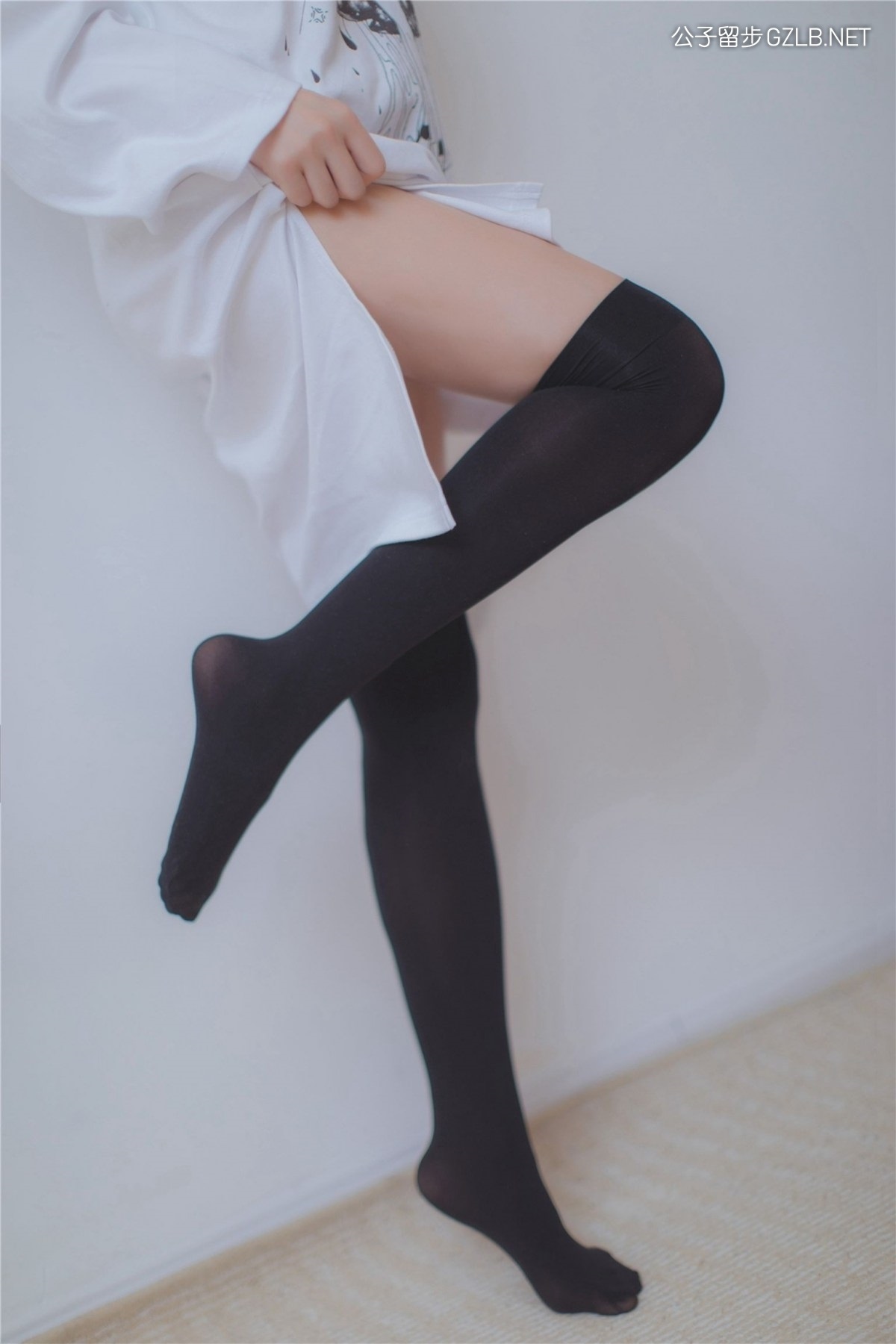 小清新美女白睡衣黑丝袜，诱人身姿展绝对诱惑(第7张)