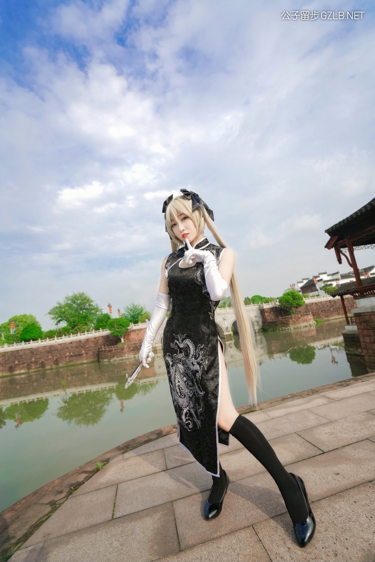 日本美女春日野穹湖边拍写真，黑色旗袍开衩太高(第3张)