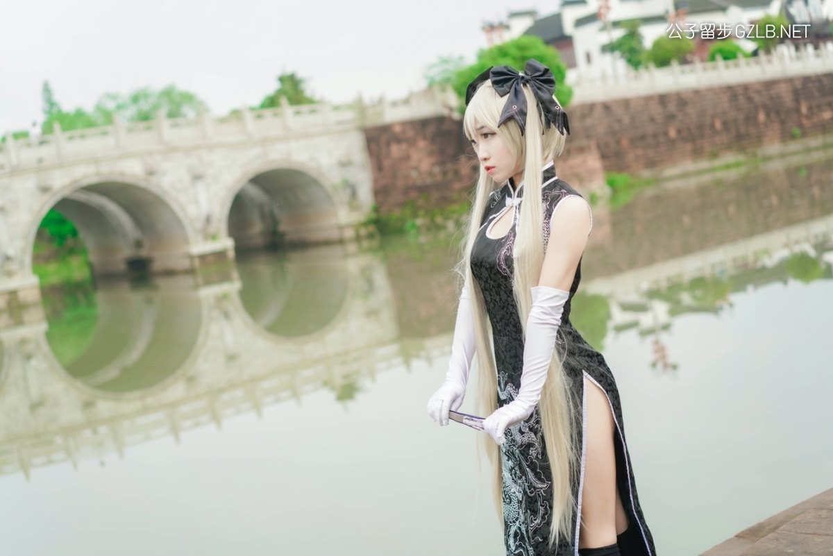日本美女春日野穹湖边拍写真，黑色旗袍开衩太高(第5张)