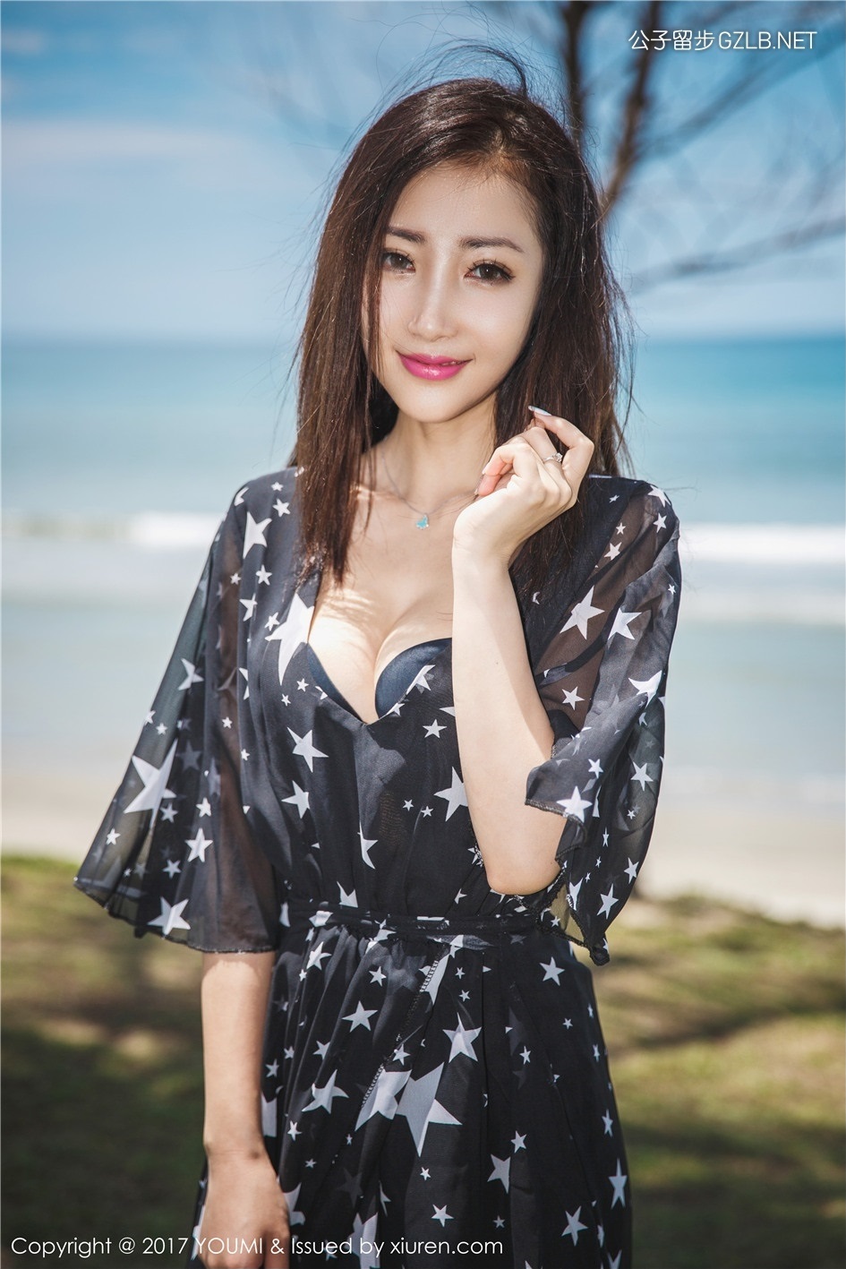 气质美女Yumi海边写真，黑色长裙提气质显优雅(第1张)