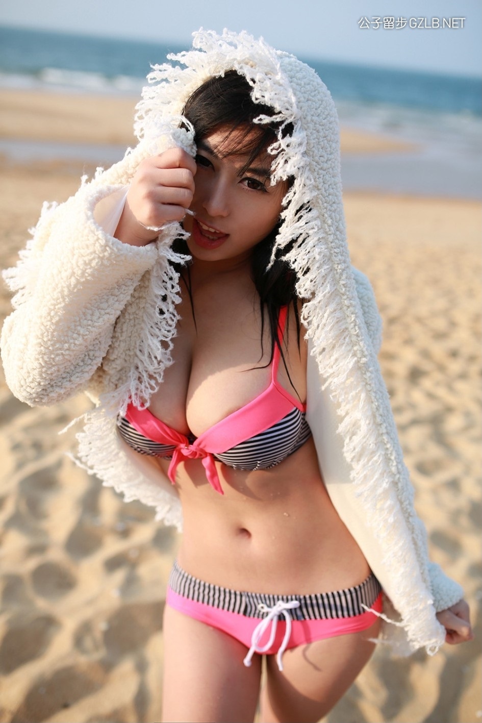 网络美女黄可青春活力比基尼写真，沙滩上放飞自我活泼可爱(第4张)