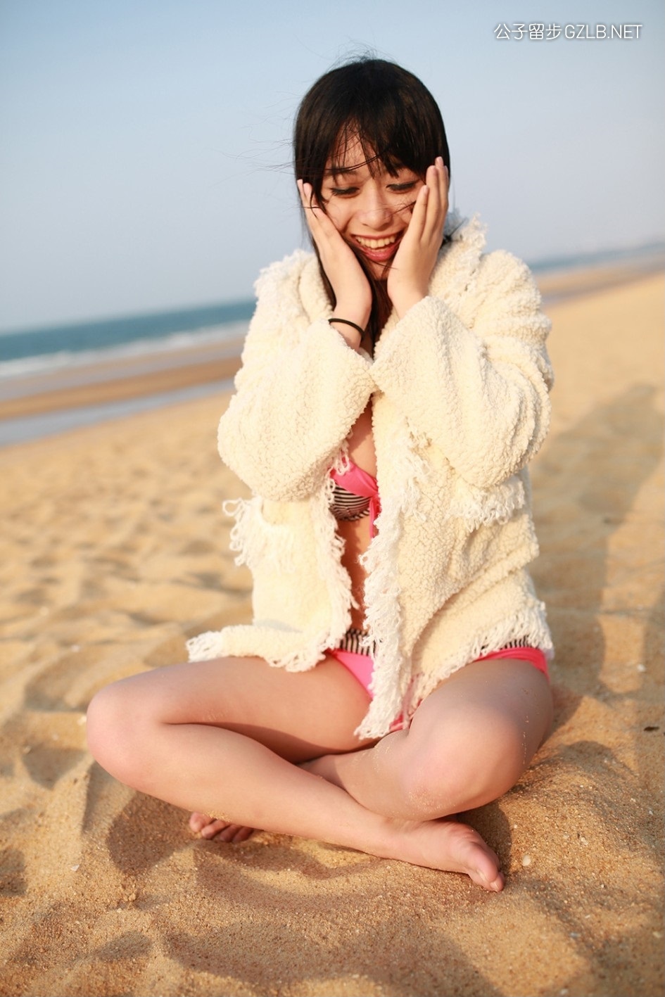 网络美女黄可青春活力比基尼写真，沙滩上放飞自我活泼可爱(第5张)