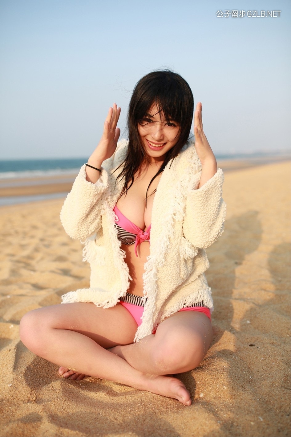 网络美女黄可青春活力比基尼写真，沙滩上放飞自我活泼可爱(第6张)
