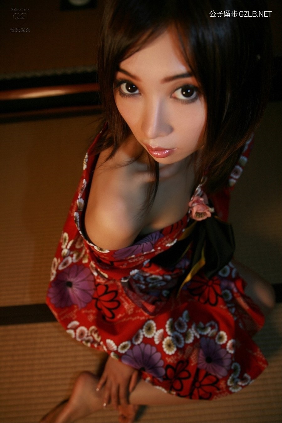 日本和服美女吉田由莉，坐在榻榻米上嘴里叼着一朵花(第10张)