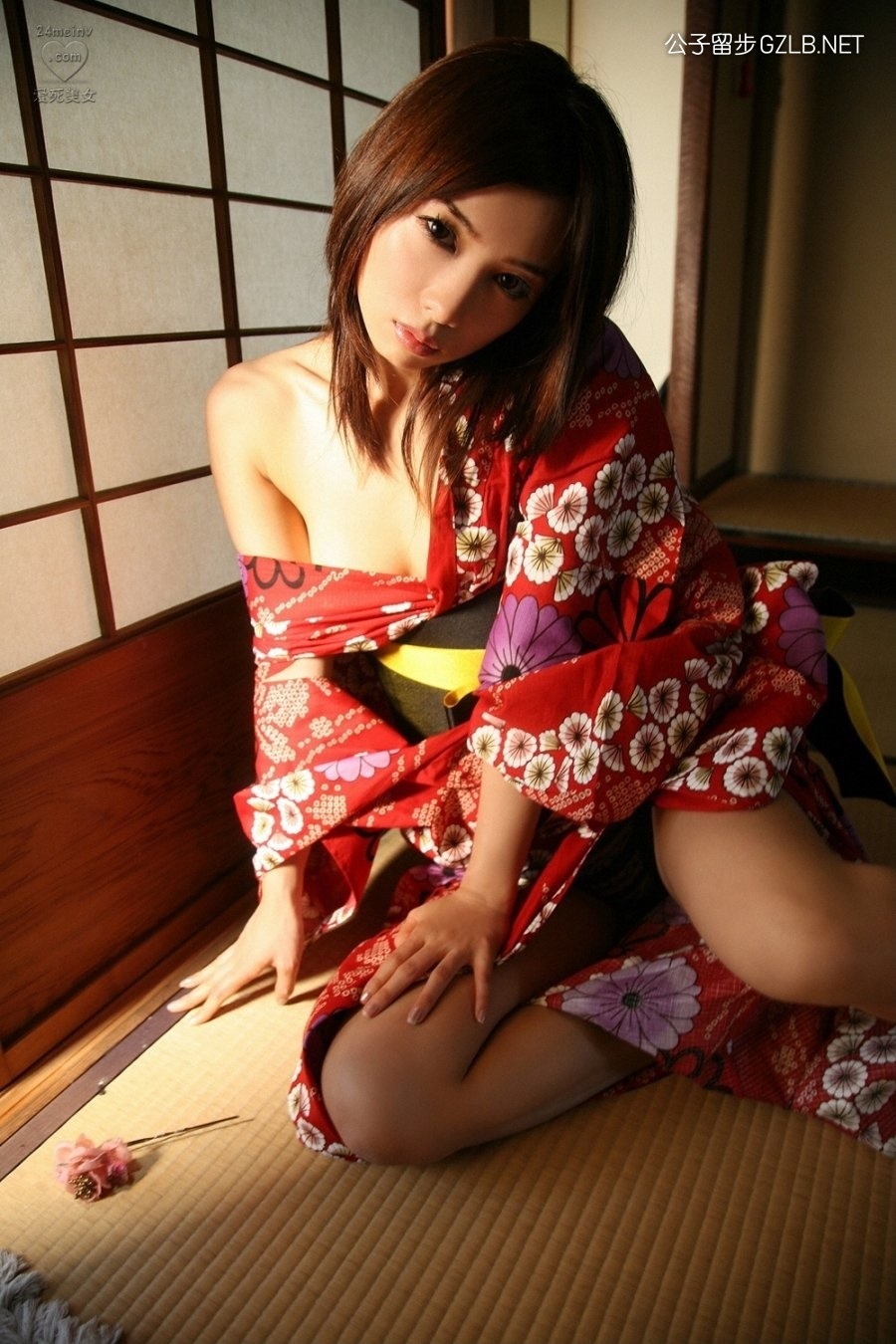 日本和服美女吉田由莉，坐在榻榻米上嘴里叼着一朵花(第14张)