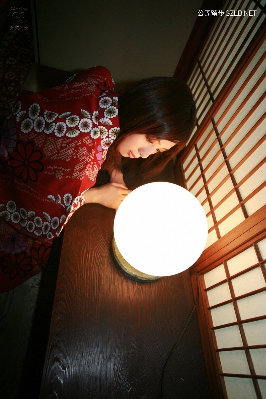 日本和服美女吉田由莉，坐在榻榻米上嘴里叼着一朵花(第2张)