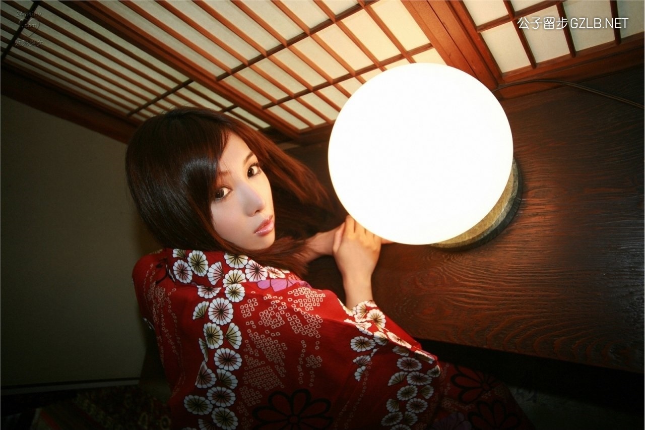 日本和服美女吉田由莉，坐在榻榻米上嘴里叼着一朵花(第3张)