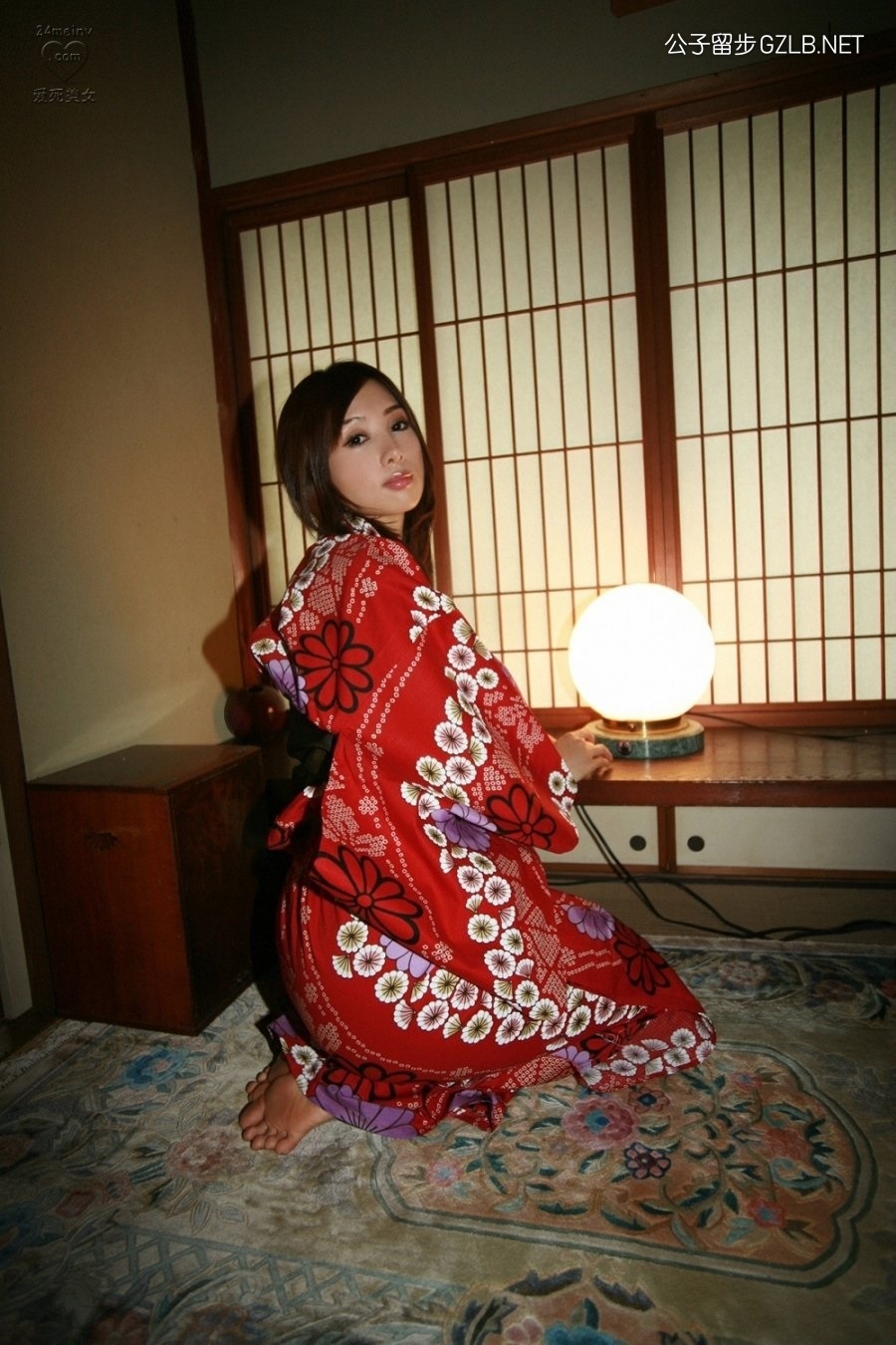 日本和服美女吉田由莉，坐在榻榻米上嘴里叼着一朵花(第5张)