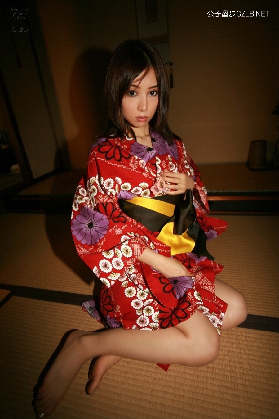 日本和服美女吉田由莉，坐在榻榻米上嘴里叼着一朵花(第6张)
