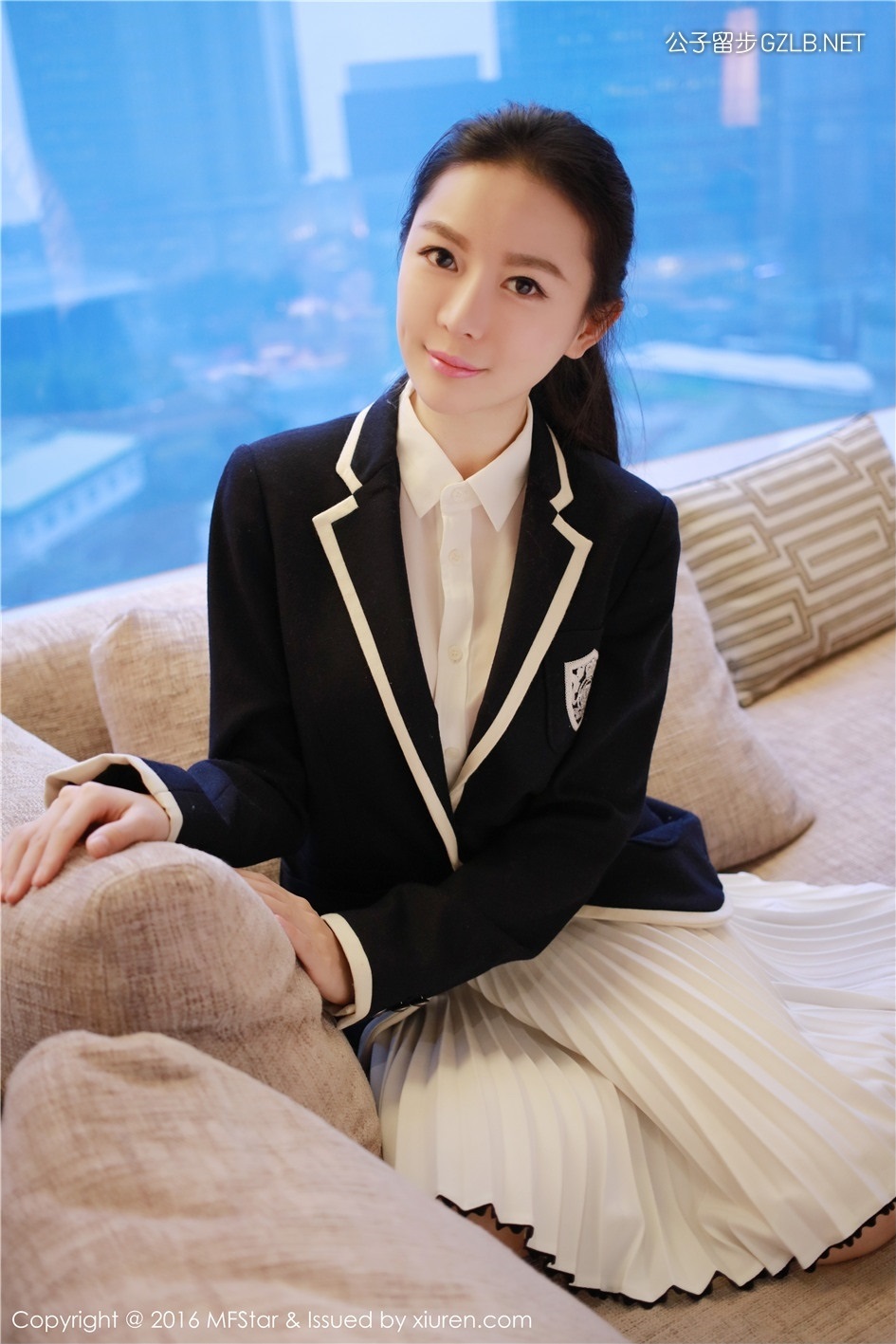 气质美女慕羽茜酒店写真，高中制服换粉色睡衣(第2张)