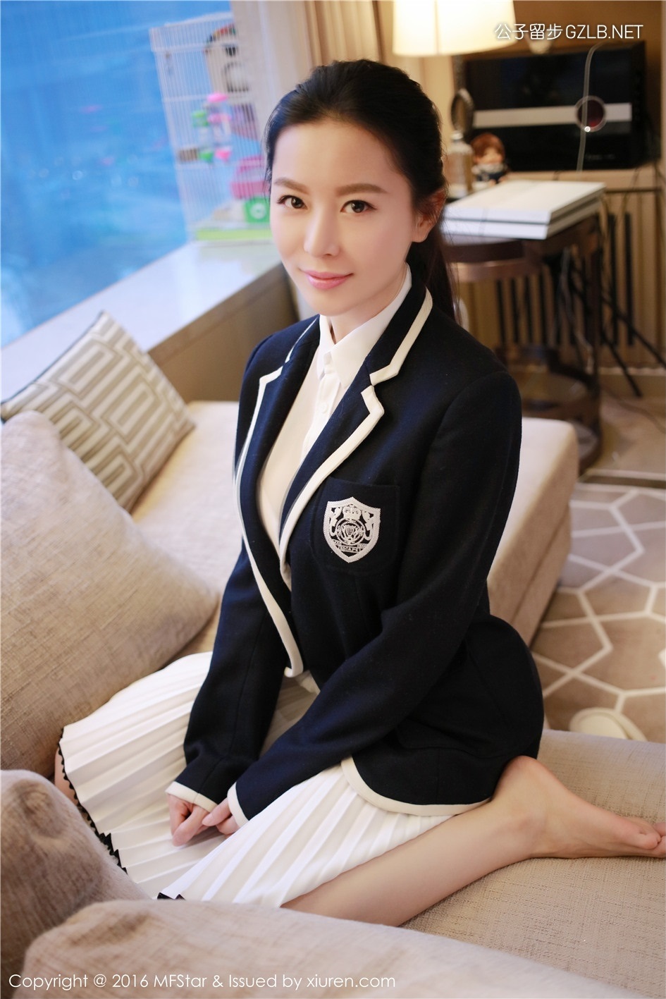 气质美女慕羽茜酒店写真，高中制服换粉色睡衣(第5张)