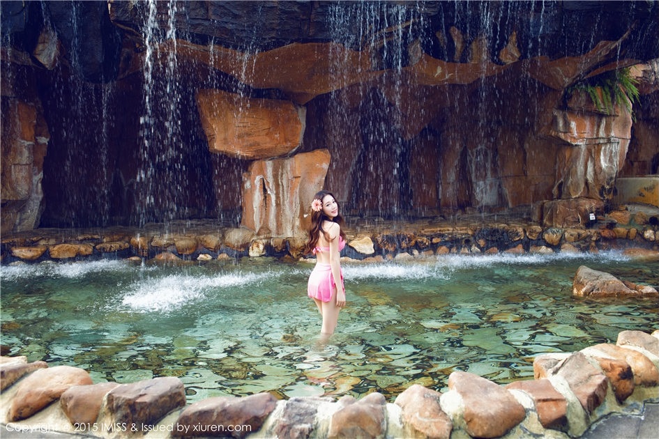 水中精灵丽莎爱温泉，穿比基尼秀完美身材(第2张)