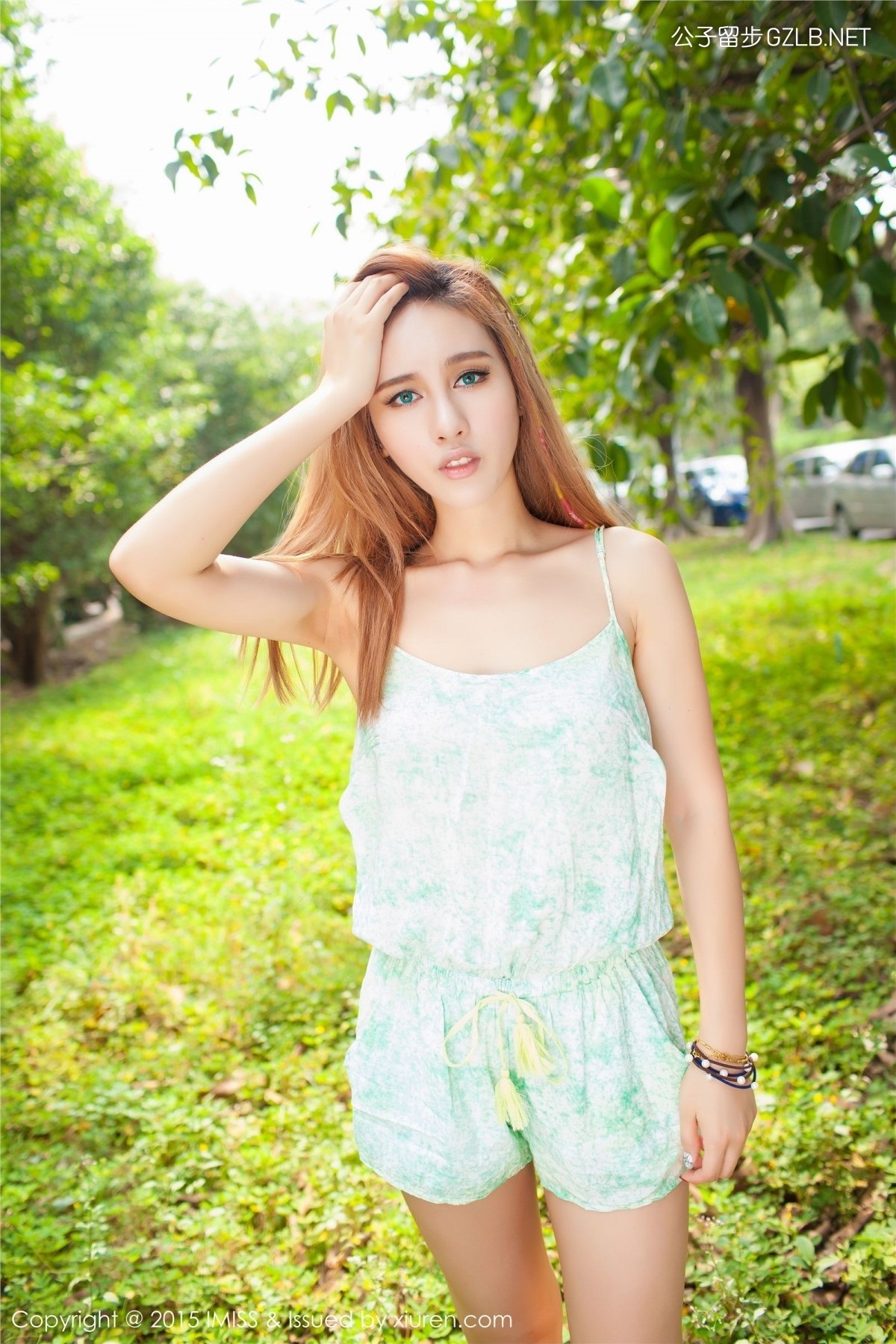香港美女模特Michi草地上的小清新写真，风景亮丽人美景美(第6张)