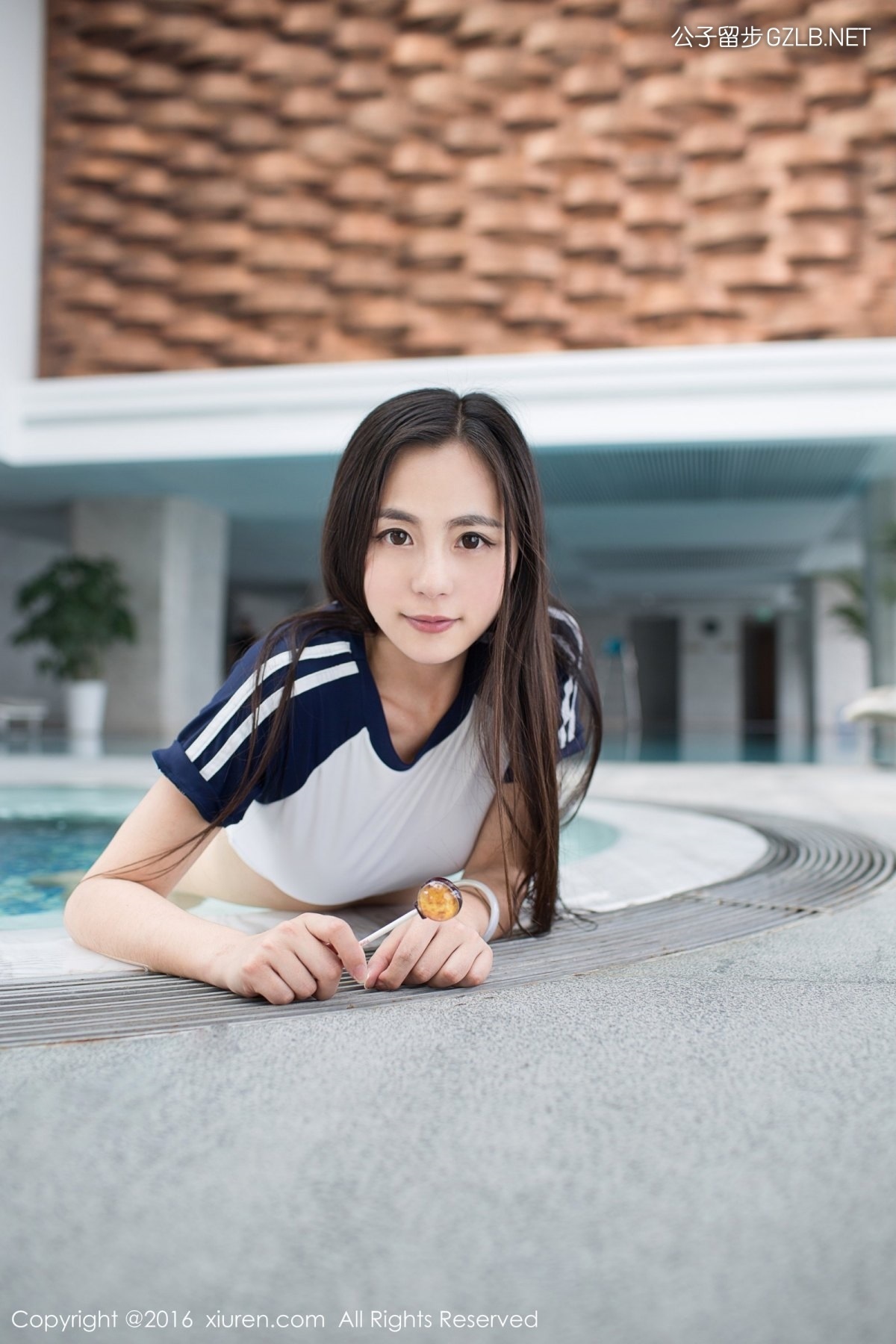 清纯白嫩极品美女Moa小姐泳池中写真(第11张)