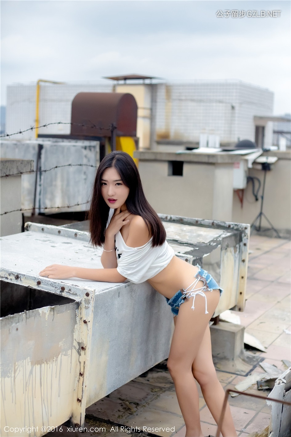 穿牛仔短裤的美女周琰琳站在楼顶拍写真，大胆露股沟(第9张)